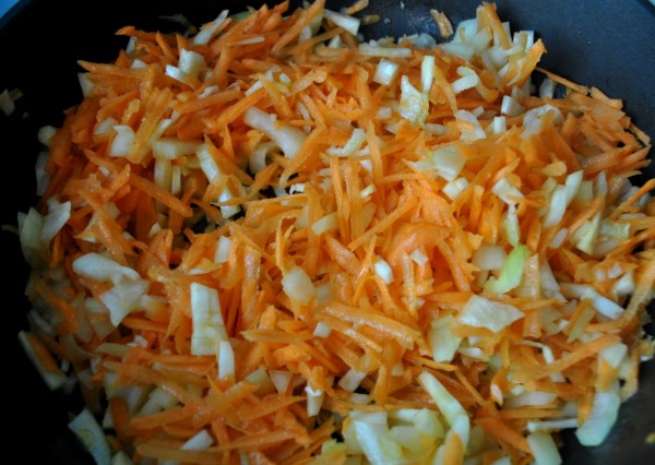 морковь,лук,чеснок для спагетти болоньезе
